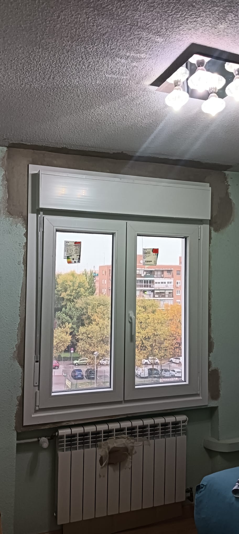 VENTANAS VIVIENDA CON EMBOCADURA DE CHAPA POR LA PARTE EXTERIOR